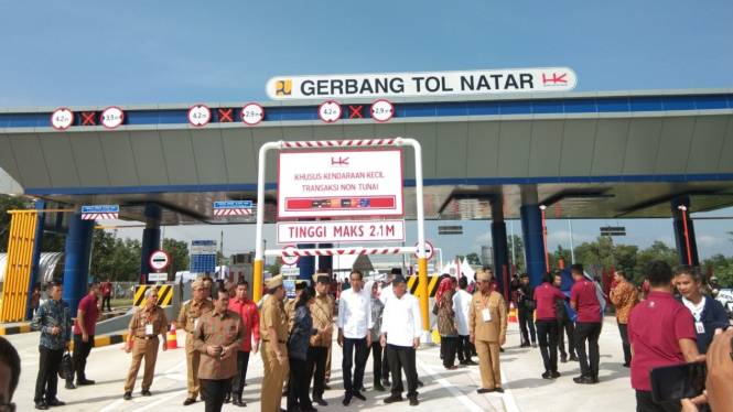 Presiden Joko Widodo meresmikan jalan tol Bakauheni-Terbanggi Besar sepanjang 140 kilometer di Gerbang Tol Natar, Lampung, Jumat, 8 Maret 2019.