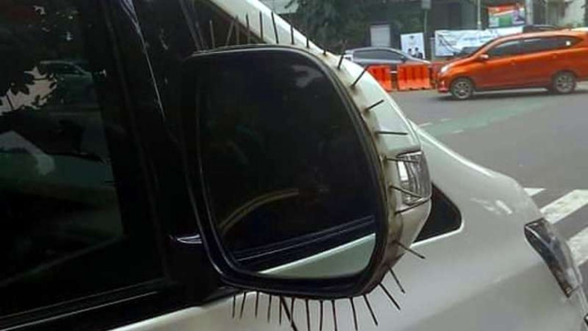 Pengaman kaca spion mobil