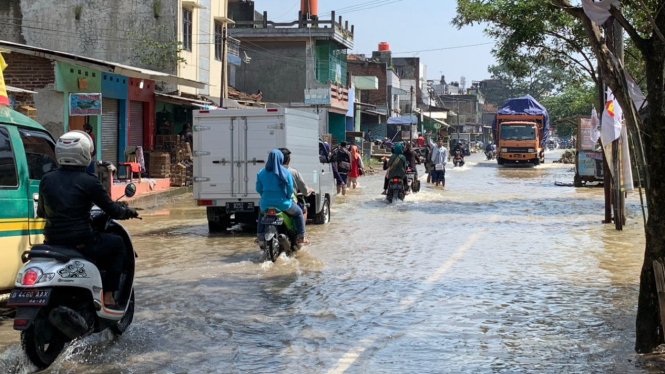 Air luapan Sungai Citarum di Kabupaten Bandung, Jawa Barat, masih merendam akses lalu lintas dan permukiman warga pada Jumat, 8 Maret 2019.