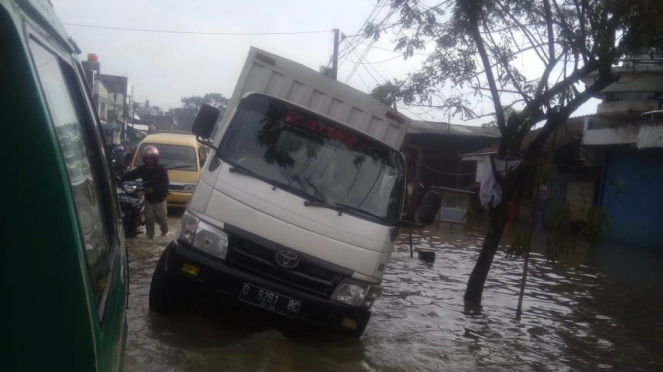 Truk boks terperosok karena ruas jalan tergenang dampak banjir akibat luapan air