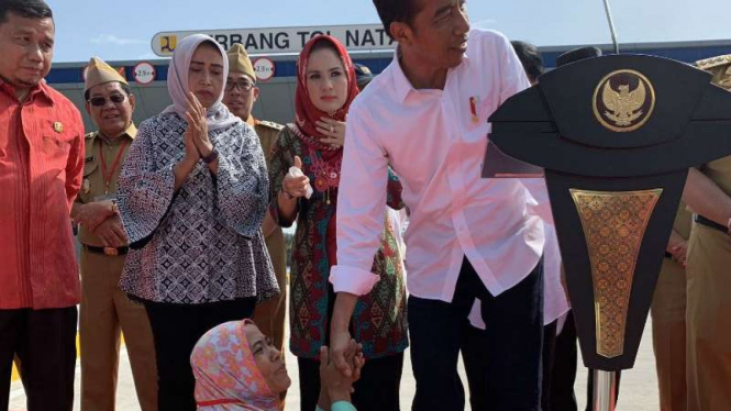 Momen saat seorang ibu naik ke panggung saat Jokowi berpidato