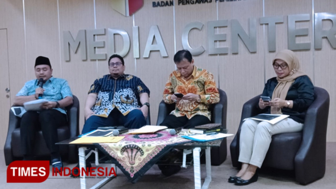 Anggota Bawaslu RI, Mochammad Afifudin (satu dari kiri) di kantornya, Jl. MH. Thamrin, Jakarta Pusat, Jumat (8/3/2019). (FOTO: Rahmi Yati Abrar/TIMES Indonesia)