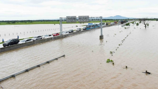 Suasana jalan tol Trans Jawa ruas Ngawi-Kertosono pada KM 603-604 yang terendam banjir di Desa Glonggong, Balerejo, Kabupaten Madiun, Jawa Timur, Kamis, 7 Maret 2019.