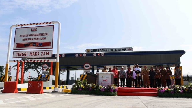 Presiden Joko Widodo memberikan sambutan ketika. meresmikan tol Trans Sumatera ruas Bakauheni-Terbanggi Besar di Gerbang Tol Natar, Lampung Selatan, Lampung, Jumat, 8 Maret 2019.