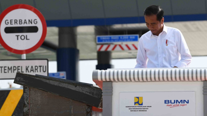 Presiden Joko Widodo membubuhkan tanda tangan ketika meresmikan tol Trans Sumatera ruas Bakauheni-Terbanggi Besar di Gerbang Tol Natar, Lampung Selatan, Lampung, Jumat, 8 Maret 2019.