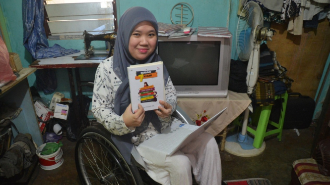 Yeni Endah, gadis penderita penyakit Friedreich's Ataxia, menjuarai lomba menulis bertajuk Blogger Cerdas Menulis, Rakyat Cerdas Memilih saat ditemui di rumahnya di Semarang pada Jumat, 8 Maret 2019.