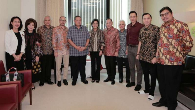 Sri Mulyani, Agus Martowardojo dan Chatib Basri bertemu Susilo Bambang Yudhoyono saat menjenguk Ani Yudhoyono di Singapura beberapa waktu lalu.