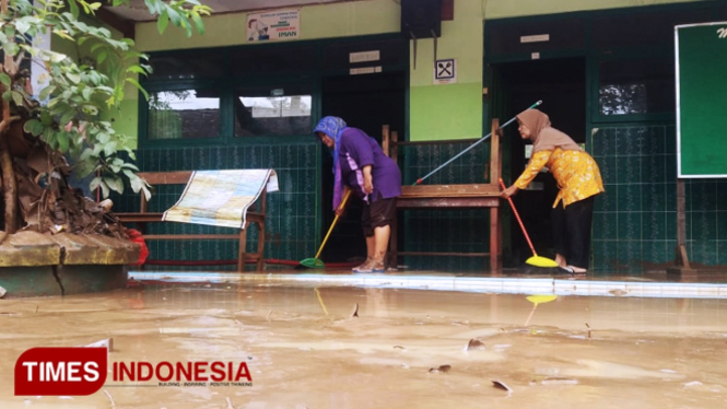 Guru-guru di SD 01 Kelurahan Paju pasca banjir. (FOTO: Evi Mukharohmah/TimesIndonesia)
