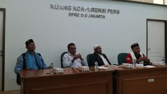 Wakil Ketua DPRD DKI M Taufik menerima massa pendemo pelepasan saham bir