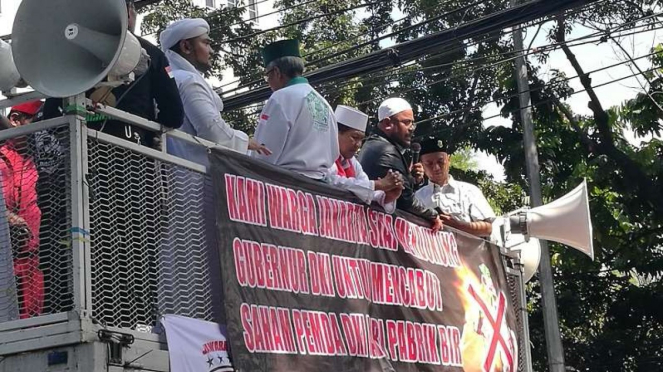 Aksi massa tuntut DPRD DKI setujui pelepasan saham perusahaan bir