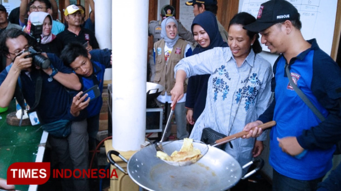 Menteri BUMN Rini Soemarno meninjau dapur umum di posko bencana banjir di Kabupaten Madiun. (FOTO: Yupi Apridayani/TIMES Indonesia)