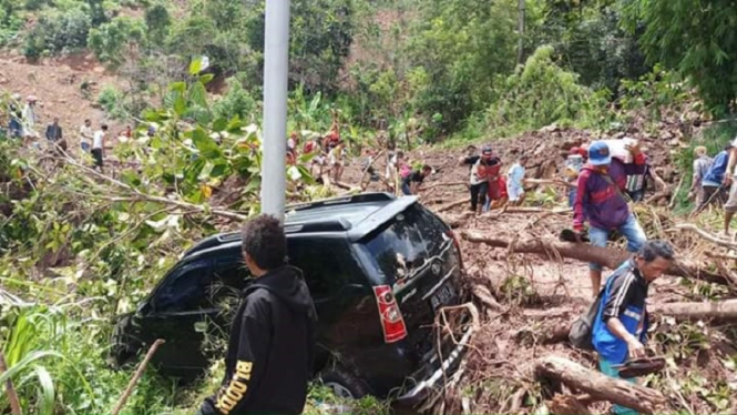 Longsor di jalur Trans Flores Manggarai Barat arah Labuan Bajo, Nusa Tenggara Timur.