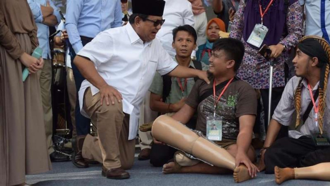 Prabowo Subianto bersama penyandang disabilitas di Bandung