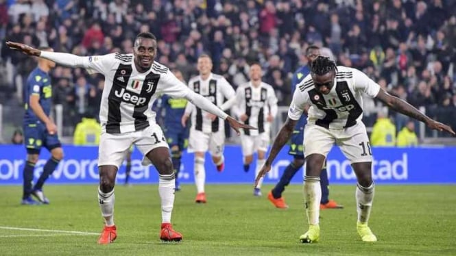 Penyerang muda Juventus, Moise Kean (kanan), melakukan selebrasi