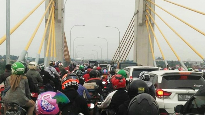 Kemacetan Total di Jembatan Musi IV Palembang (FOTO: Istimewa)