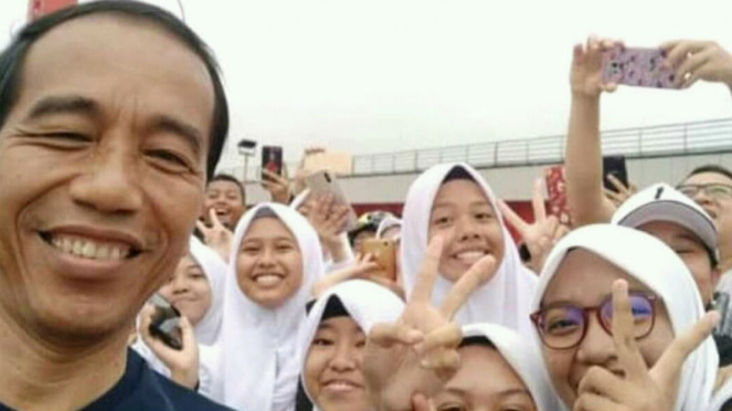 Warga Palembang selfie bersama Presiden Jokowi dengan pose salam dua jari
