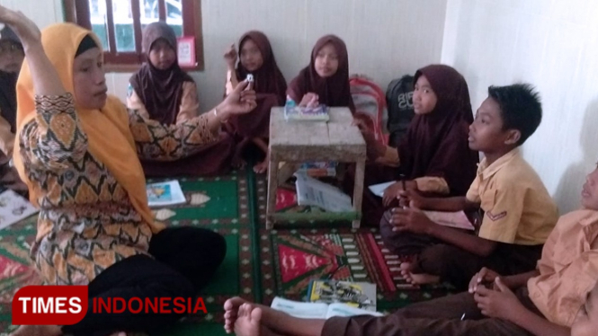 Siswa siswi SDN Plangwot 1 melakukan proses kegiatan belajar mengajar di Mushalla, Sabtu (9/3/2019). (FOTO: MFA Rohmatillah/TIMES Indonesia)