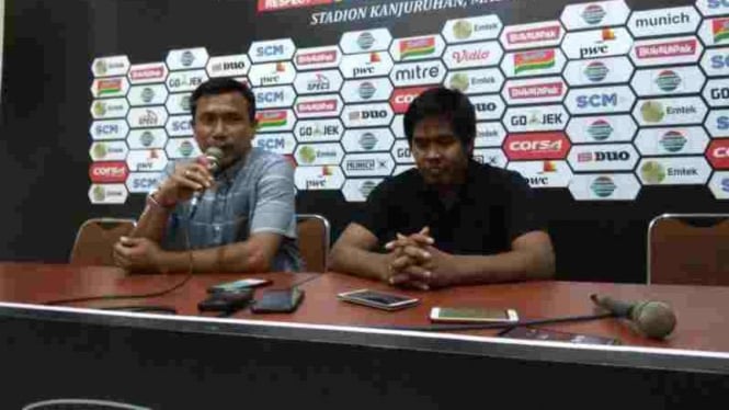 Pelatih Persita Tangerang, Widodo C Putro (kiri).
