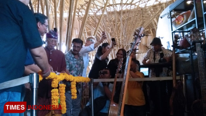 Pembuka pameran gitar ukir karya Wayan Tuges Â resmi di buka olehAsisten III Administrasi Umum Cokorda Raka Darmawan, Sabtu (9/3).(FOTO: Khadafi/TIMES Indonesia)