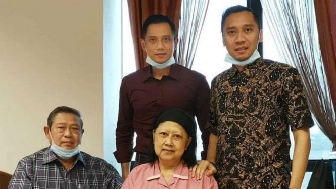 Keluarga menemani Ani Yudhoyono yang sedang menjalani perawatan di Singapura