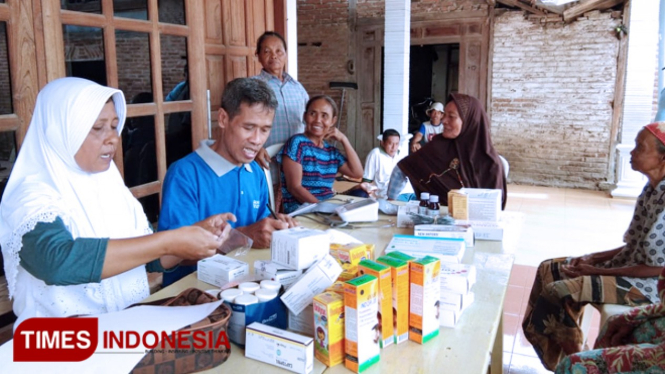 Tim tenaga kesehatan melakukan pengobatan di Desa Waruk Kalong Kwadungan Ngawi. (FOTO: Ardian Tri H/TIMES Indonesia)