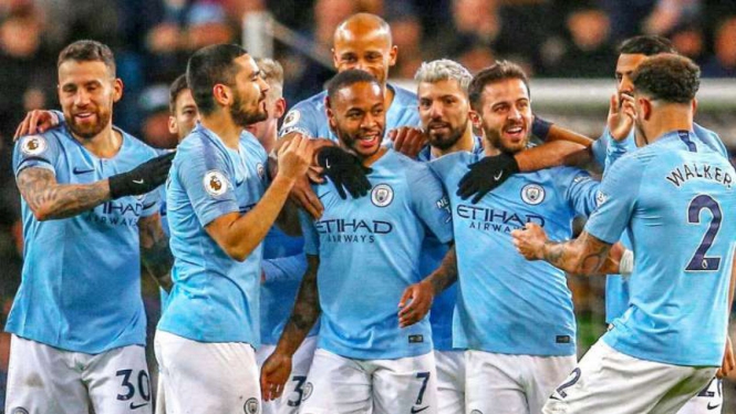 Pemain Manchester City rayakan gol.