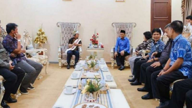 Wakil Gubernur Sulsel Andi Sudirman Sulaiman (kiri) bertemu tokoh Toraja 