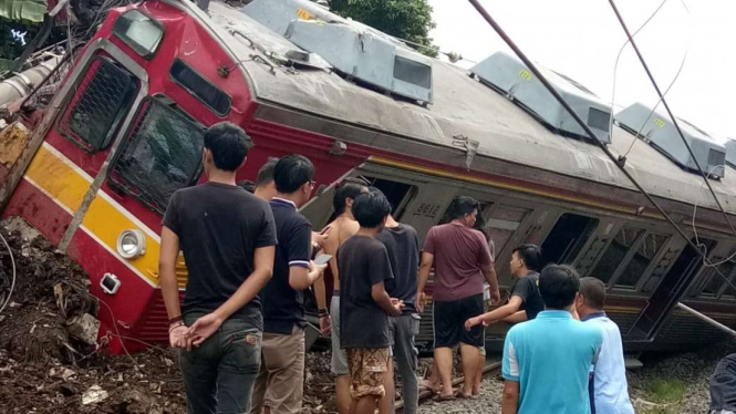 Sebuah kereta commuter line dari Jakarta menuju Stasiun Bogor anjlok di dekat pintu perlintasan Kebon Pedes, Bogor, Jawa Barat, pukul 10.00 WIB, Minggu, 10 Maret 2019.