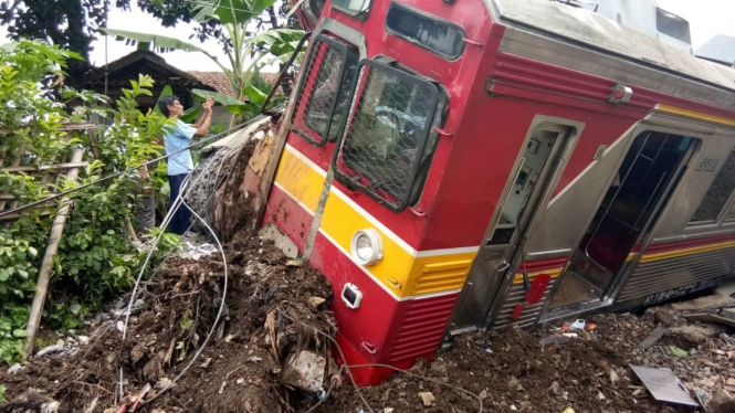 Sebuah kereta commuter line dari Jakarta menuju Stasiun Bogor anjlok di dekat pintu perlintasan Kebon Pedes, Bogor, Jawa Barat, pukul 10.00 WIB, Minggu, 10 Maret 2019.