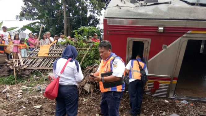 Seorang petugas PT KAI memeriksa ruang kemudi sebuah kereta yang anjlok di dekat pintu perlintasan Kebon Pedes, Bogor, Jawa Barat, pada Minggu pagi, 10 Maret 2019.