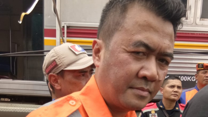 Kepala PT KAI Daerah Operasi 1 Jakarta, Dadan Rudiansyah, di lokasi kecelakaan kereta commuter line anjlok di pintu perlintasan Kebon Pedes, Bogor, Jawa Barat, Minggu pagi, 10 Maret 2019.