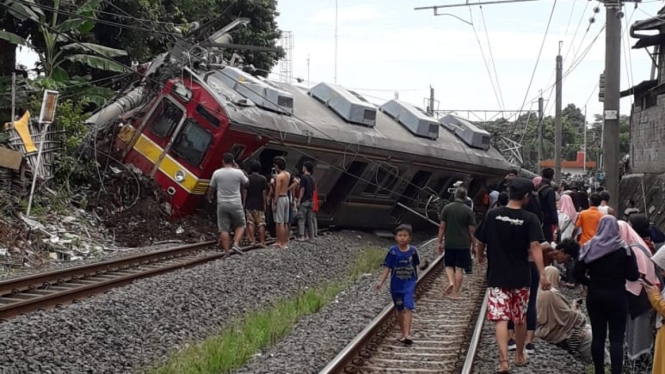 Sebuah kereta commuter line dari arah Jakarta menuju Bogor anjlok di dekat pintu perlintasan Kebon Pedes, Bogor, Jawa Barat, pada Minggu pagi, 10 Maret 2019.