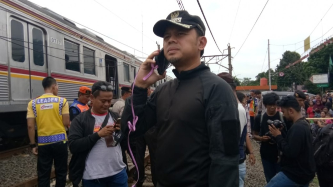 Wali Kota Bogor Bima Arya meninjau lokasi sebuah kereta commuter line anjlok di pintu perlintasan Kebon Pedes, Bogor, Jawa Barat, Minggu pagi, 10 Maret 2019.