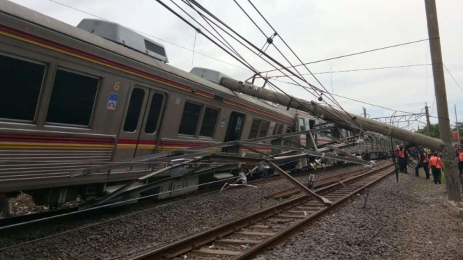 Tiang listrik yang ambruk di lokasi anjloknya kereta commuter line di daerah Kebon Pedes, Bogor, Jawa Barat, pada Minggu, 10 Maret 2019.