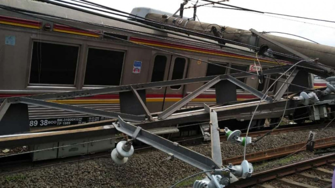 Sebuah kereta commuter line dari Jakarta menuju Stasiun Bogor anjlok dan terguli