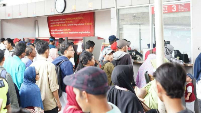 Penumpang menumpuk di stasiun Depok. Imbas anjloknya CL di Bogor.