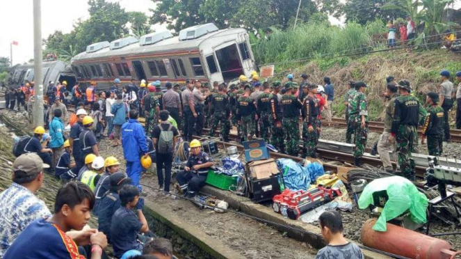 Rangkaian kereta commuter line yang anjlok di Kebon Pedes, Bogor, masih dalam proses evakuasi pada Minggu sore, 10 Maret 2019.