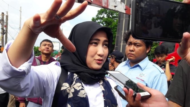 VP Komunikasi Perusahaan PT Kereta Commuter Indonesia, Eva Chairunisa, di lokasi kecelakaan kereta itu di pintu perlintasan Kebon Pedes, Kota Bogor, pada Minggu sore, 10 Maret 2019.