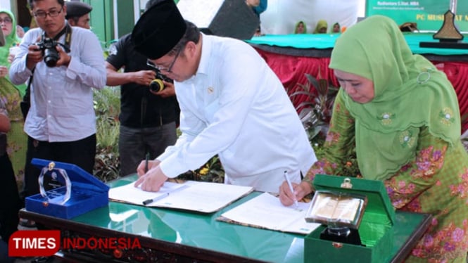 Gubernur Jawa Timur, Dra. Hj. Khofifah Indar Parawansa dan Menkominfo RI, Rudiantara saat melakukan tanda tangan MoU di kabupaten nganjuk, minggu, 10/3/2019(FOTO: Nasrullah/TIMES Indonesia)