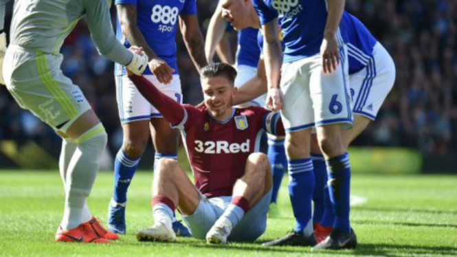 Gelandang Aston Villa, Jack Grealish, usai diserang suporter Birmingham City