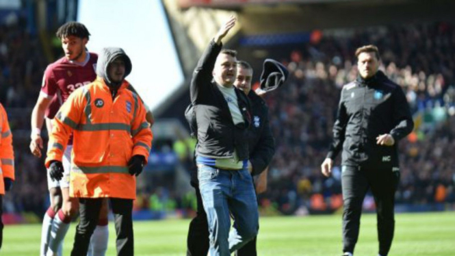 Suporter yang memukul gelandang Aston Villa, Jack Grealish (tengah)