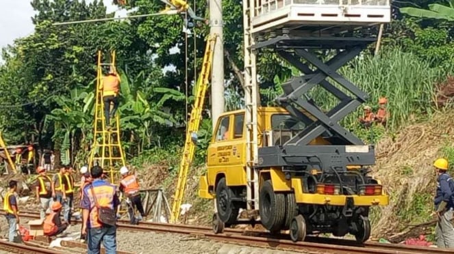 Perbaikan jalur KRL pasca tergulingnya gerbong di perlintasan Kota Bogor.