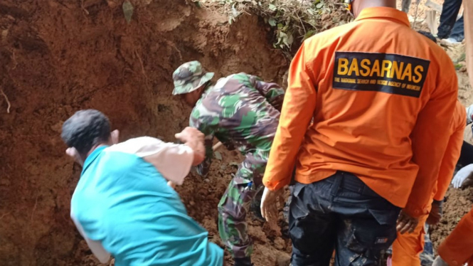 Upaya pencarian korban longsor dan banjir di Manggarai Barat, NTT.