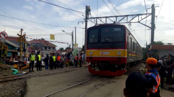 Perbaikan jalur KRL pasca tergulingnya gerbong di perlintasan Kota Bogor.