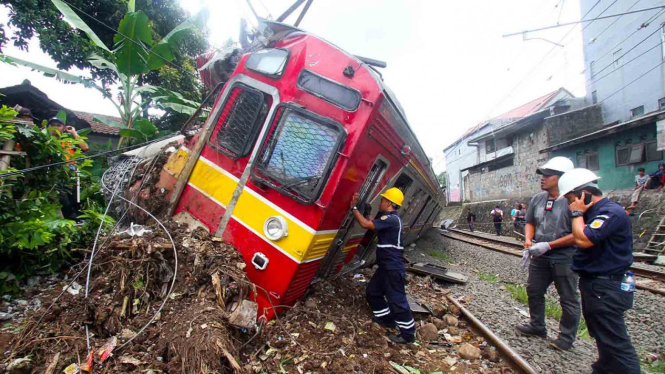 Petugas PT KAI  mengevakuasi KRL Commuter Line 1722 yang anjlok di pintu perlintasan Kebon Pedes, Tanah Sareal, Kota Bogor, Jawa Barat, Minggu, 10 Maret 2019.