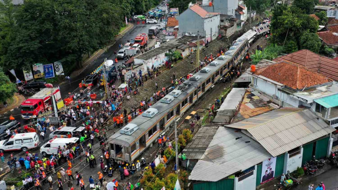 Foto udara proses evakuasi KRL Commuter Line 1722 yang anjlok di pintu perlintasan Kebon Pedes, Tanah Sareal, Kota Bogor, Jawa Barat, Minggu, 10 Maret 2019.