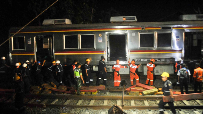 Sejumlah petugas PT KAI melakukan evakuasi pengangkatan badan gerbong KRL Commuter Line 1722 yang anjlok di pintu perlintasan Kebon Pedes, Tanah Sareal, Kota Bogor, Jawa Barat, Minggu, 10 Maret 2019.