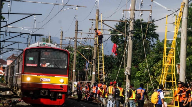 Pekerja memperbaiki jaringan Listrik Aliran Atas (LAA) pascakecelakaan KRL di kawasan Kebon Pedes, Bogor, Jawa Barat, Senin, 11 Maret 2019.