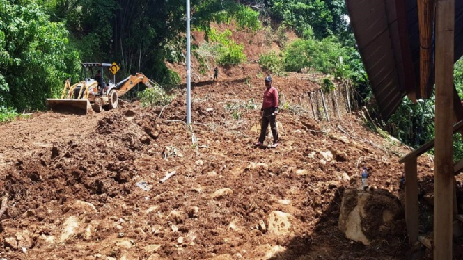 Alat berat membersihkan Longsor di Bok Keor Kole, Manggarai Barat