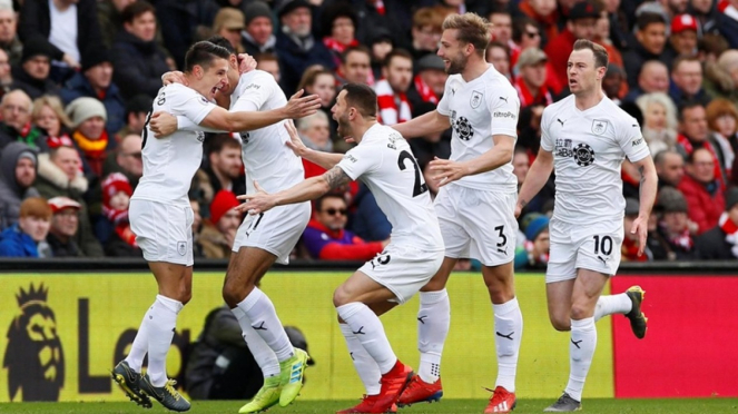 Pemain Burnley merayakan gol ke gawang Liverpool
